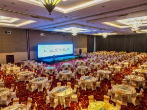 Uma televisão e/ou sistema de entretenimento em The Luxton Cirebon Hotel and Convention