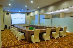 A área empresarial e/ ou a sala de conferências de The Luxton Cirebon Hotel and Convention