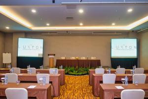 A área empresarial e/ ou a sala de conferências de The Luxton Cirebon Hotel and Convention