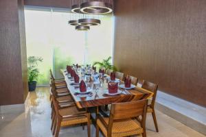 Uma área de estar em The Luxton Cirebon Hotel and Convention
