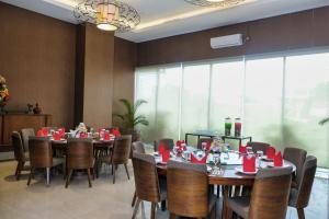 Um restaurante ou outro lugar para comer em The Luxton Cirebon Hotel and Convention