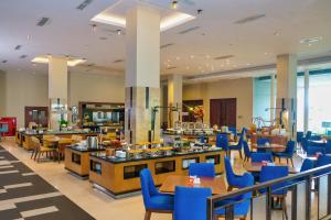 Um restaurante ou outro lugar para comer em The Luxton Cirebon Hotel and Convention