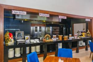 A cozinha ou kitchenette de The Luxton Cirebon Hotel and Convention