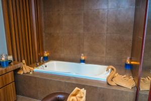 Uma casa de banho em The Luxton Cirebon Hotel and Convention