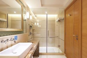 Ένα μπάνιο στο Four Points by Sheraton Shenzhen