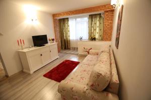 - un salon avec un canapé et une télévision dans l'établissement Apartament Maria, à Galaţi