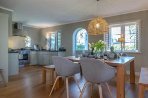 a kitchen with a table and chairs and a dining room at Kampenherz - Traumhaftes Einzelhaus im Herzen von Kampen in Kampen