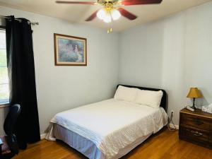 Tempat tidur dalam kamar di Cozy House Nested Around Trees Ｃ