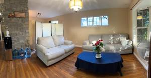 Area tempat duduk di Cozy House Nested Around Trees Ｃ