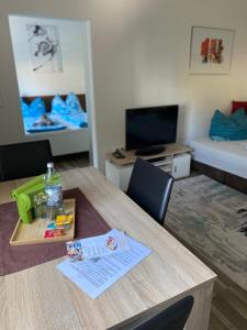 Μια τηλεόραση ή/και κέντρο ψυχαγωγίας στο DC Room Birgit