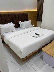 Postel nebo postele na pokoji v ubytování Hotel Apple View,Ahmedabad