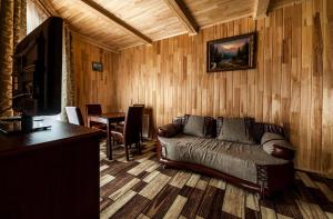 uma sala de estar com um sofá e uma mesa em Olga Hotel SPA em Tatariv
