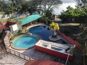 Kolam renang di atau dekat dengan Tahanan Lakeview Hotel +3 gambar
