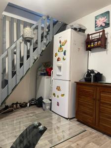 Η κουζίνα ή μικρή κουζίνα στο Chambre charmante