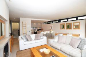 Posezení v ubytování bamboo @ Le Paradis + 13 fotografií