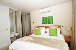 Postel nebo postele na pokoji v ubytování bamboo @ Le Paradis