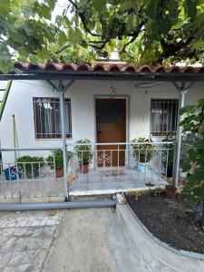 a white house with a fence in front of it at Annas home in Borsh