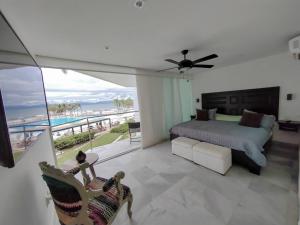 une chambre avec un lit et une vue sur l'océan dans l'établissement Beachfront Bliss at Aria Ocean Flamingos, à Nuevo Vallarta 44 autres photos