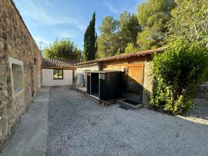 une maison avec un garage à côté d'un immeuble dans l'établissement Maisonnette face au Garlaban, à Roquevaire
