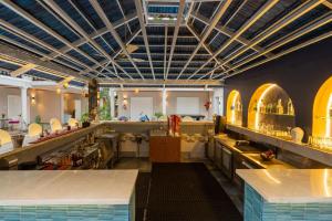 Restaurace v ubytování Emperor Ozran by Alaya Stays