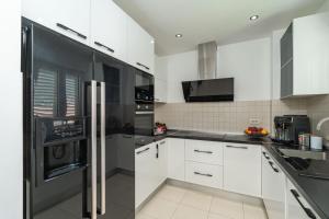 Kuchyň nebo kuchyňský kout v ubytování Seaview Elegance Apartment