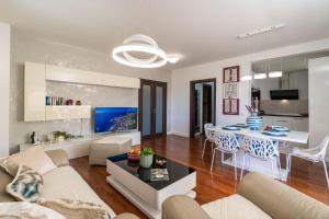 TV a/nebo společenská místnost v ubytování Seaview Elegance Apartment