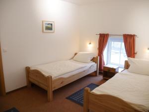 two beds in a room with a window at Bleckmanns Hof in Werne an der Lippe