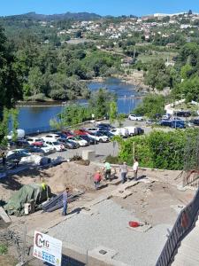 een groep mensen die op een bouwplaats werken bij You have to love Amarante in Amarante