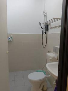 a bathroom with a toilet and a sink at Cozy, Spacious Gambang Homestay in Gambang
