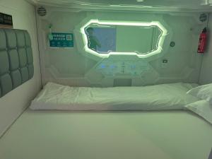 um quarto com uma cama e uma janela numa ambulância em 眯一会 住宿 take a nap em Wuhan