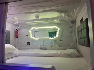 um quarto branco com uma cama e uma janela em 眯一会 住宿 take a nap em Wuhan