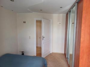 ソポトにあるApartament na poddaszuのベッドルーム1室(ベッド1台付)、廊下へのドアが備わります。 +3枚の写真