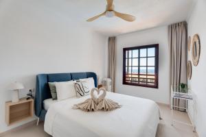 Un dormitorio con una cama con una decoración de corazón. en Balcón del mar - suite 353, en Costa del Silencio 14 fotos más