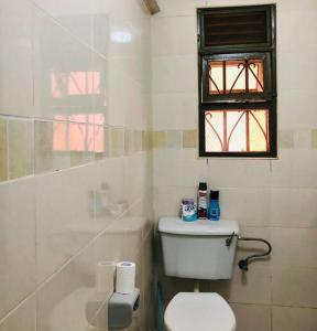 Ένα μπάνιο στο Toom Homes 2 BR Apartment