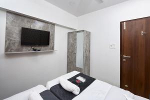 TV a/nebo společenská místnost v ubytování Astha Powai Service Apartment