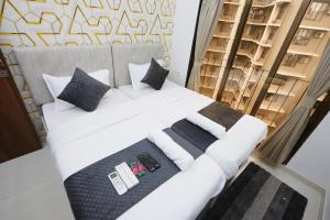 Postel nebo postele na pokoji v ubytování Astha Powai Service Apartment