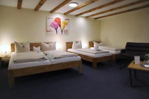 Postel nebo postele na pokoji v ubytování Hotel zur Isar + 37 fotografií