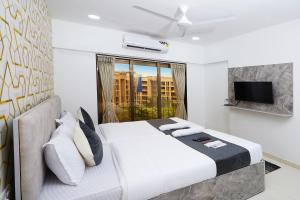 Postel nebo postele na pokoji v ubytování Astha Powai Service Apartment