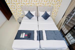 Postel nebo postele na pokoji v ubytování Astha Powai Service Apartment