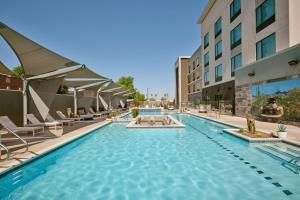 Bazén v ubytování Fairfield Inn & Suites by Marriott Tempe nebo v jeho okolí