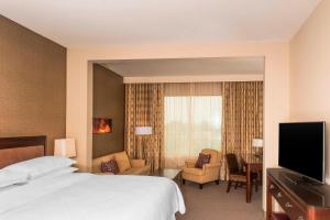 Μια τηλεόραση ή/και κέντρο ψυχαγωγίας στο Sheraton Mesa Hotel at Wrigleyville West