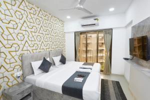 Postel nebo postele na pokoji v ubytování Astha Powai Service Apartment