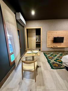 TV a/nebo společenská místnost v ubytování Beach Chalet - 6