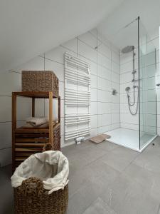 Ένα μπάνιο στο Ferienwohnung am Schildberg
