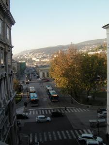 - une vue sur une rue de la ville avec des voitures et des bus dans l'établissement Affittacamere Alla Stazione, à Trieste