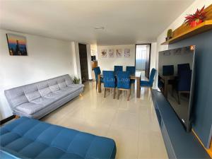 a living room with a couch and a dining room at Apto 401 / Av. Las Lajas in Ipiales