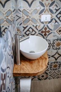 a white sink on a wooden table in a bathroom at River Trulli oasi di pace in sito UNESCO in Alberobello