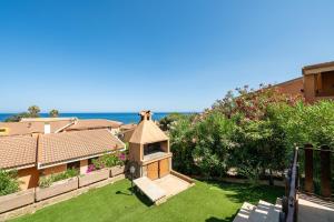 widok na podwórko z ptasim domem w obiekcie Villetta Residence Porto Corallo w mieście Villaputzu