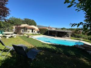 podwórko z basenem i domem w obiekcie Villa Familiale piscine, spa, entre Cannes et Nice w mieście Châteauneuf