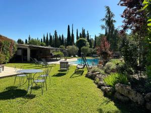 podwórko z krzesłami, stołem i basenem w obiekcie Villa Familiale piscine, spa, entre Cannes et Nice w mieście Châteauneuf +20 zdjęć